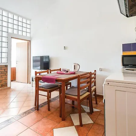 Apartamento Lovely In With Wifi Mandre