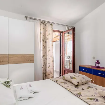 Apartamento Lovely In With Wifi Mandre